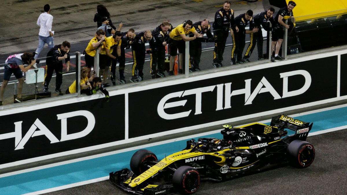 Carlos Sainz v cíli zádovu v Abú Zabí