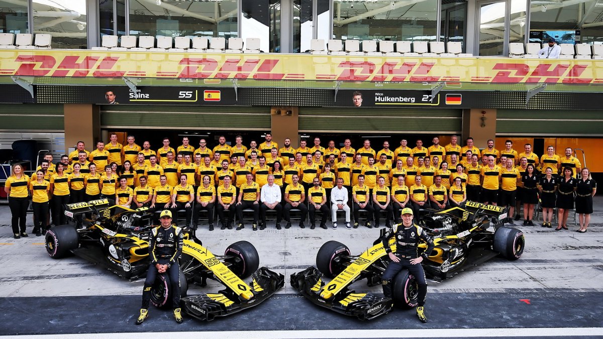 Hromadná fotografie týmu Renault v Abú Zabí