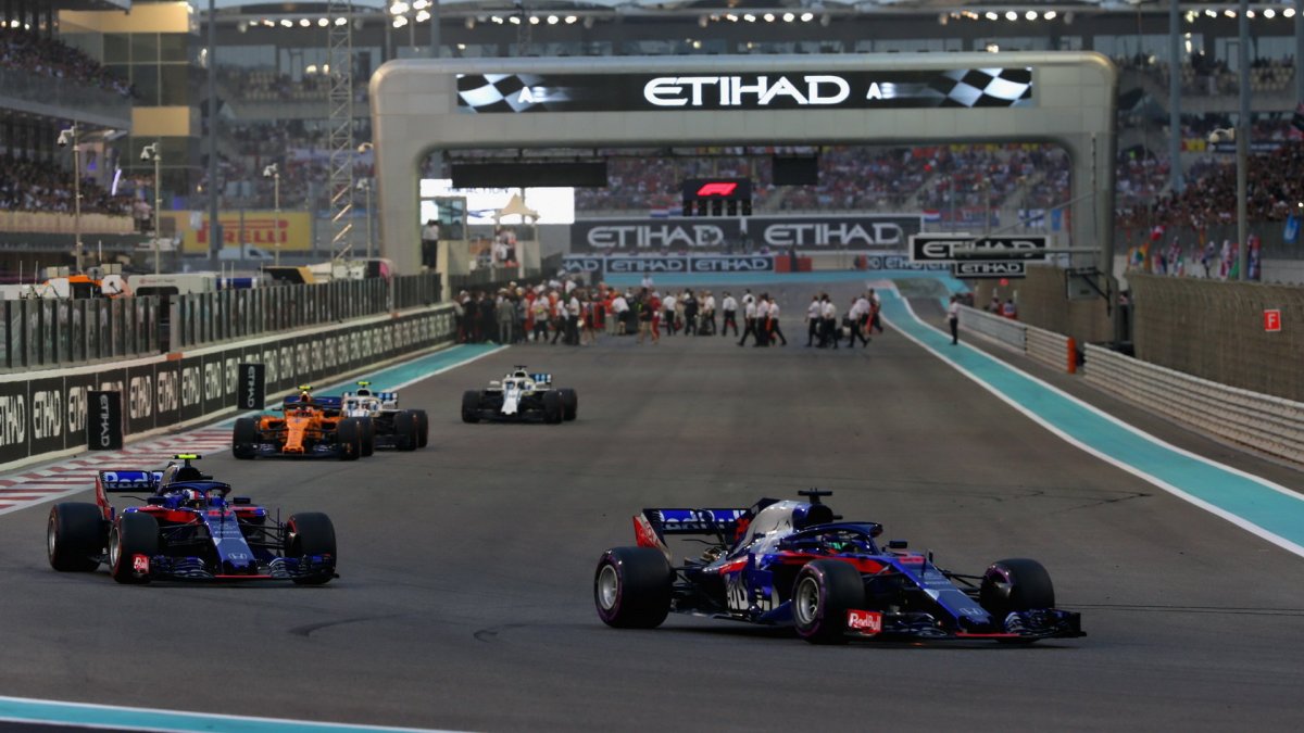 Brendon Hartley a Pierre Gasly v zaváděcím kole v Abú Zabí