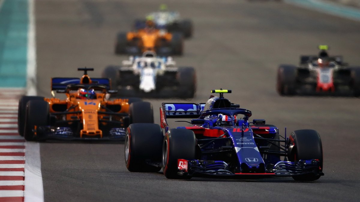 Pierre Gasly v závodě v Abú Zabí