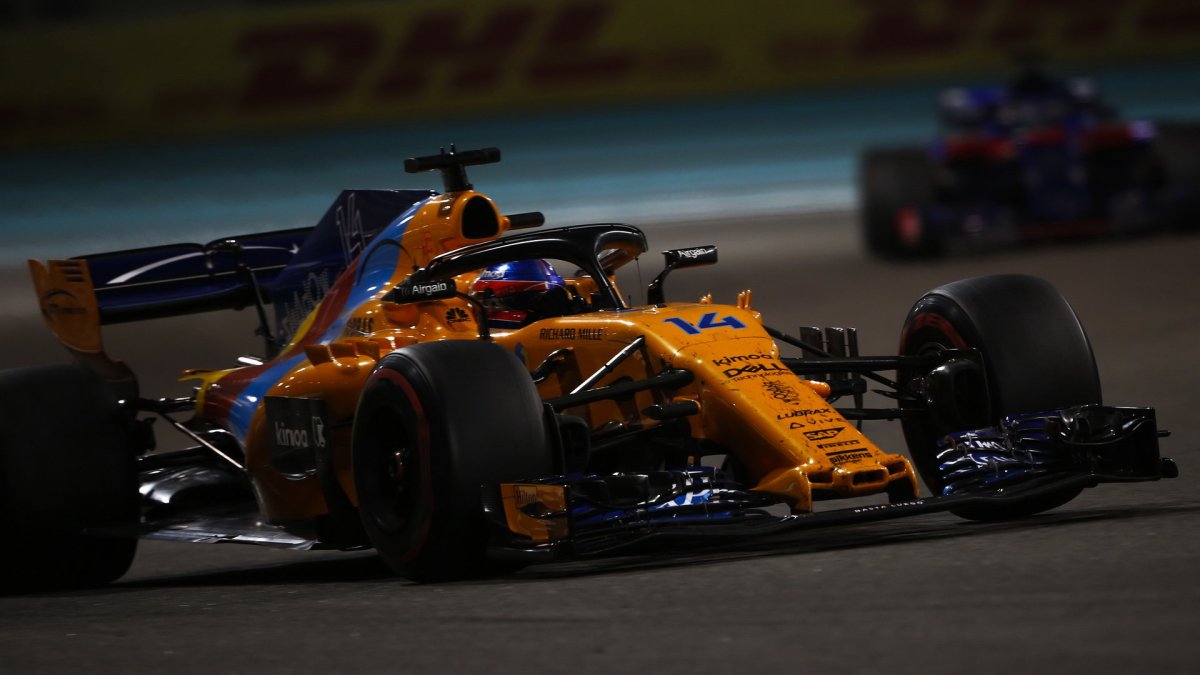 Fernando Alonso v závodě v Abú Zabí