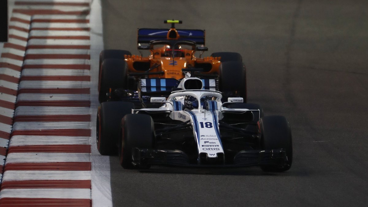 Lance Stroll a Stoffel Vandoorne v závodě v Abú Zabí
