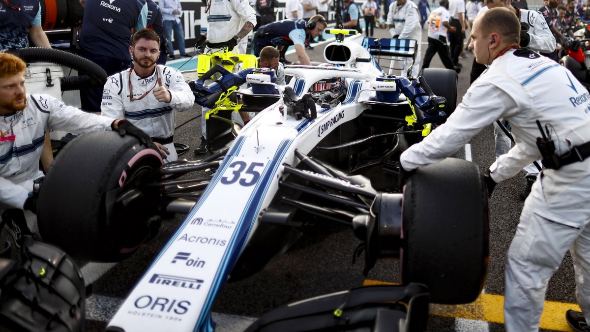 Sergej Sirotkin před závodem v Abú Zabí