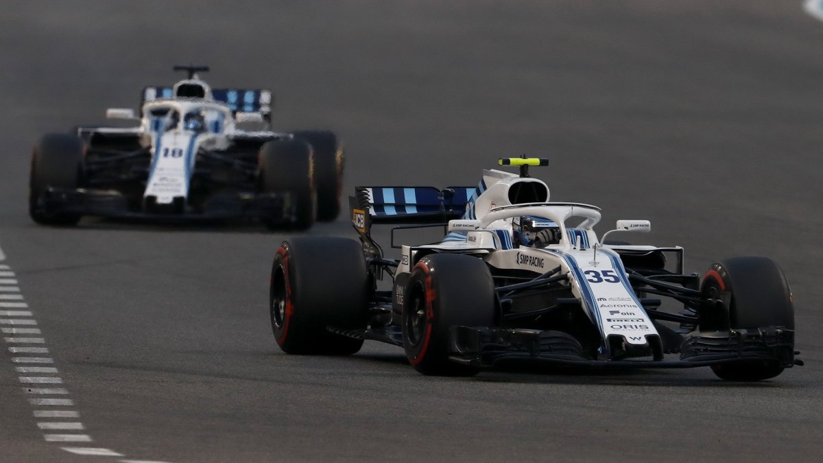 Sergej Sirotkin a Lance Stroll v závodě v Abú Zabí