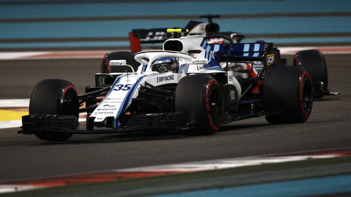 Sergej Sirotkin v závodě v Abú Zabí