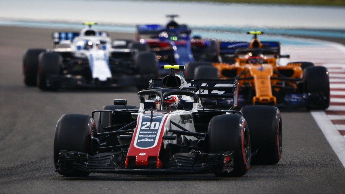 Kevin Magnussen v závodě v Abú Zabí