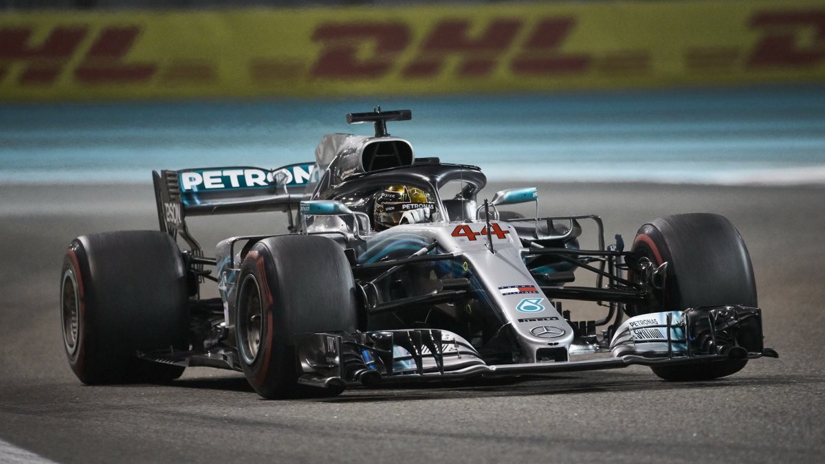 Lewis Hamilton v závodě v Abú Zabí