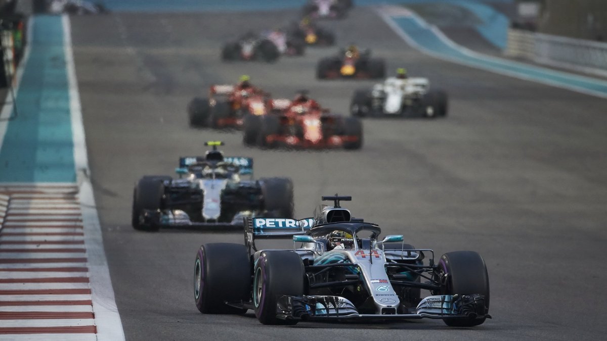 Lewis Hamilton v závodě v Abú Zabí