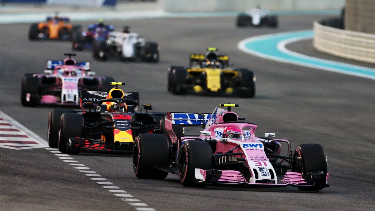 Esteban Ocon a Max Verstappen v závodě v Abú Zabí