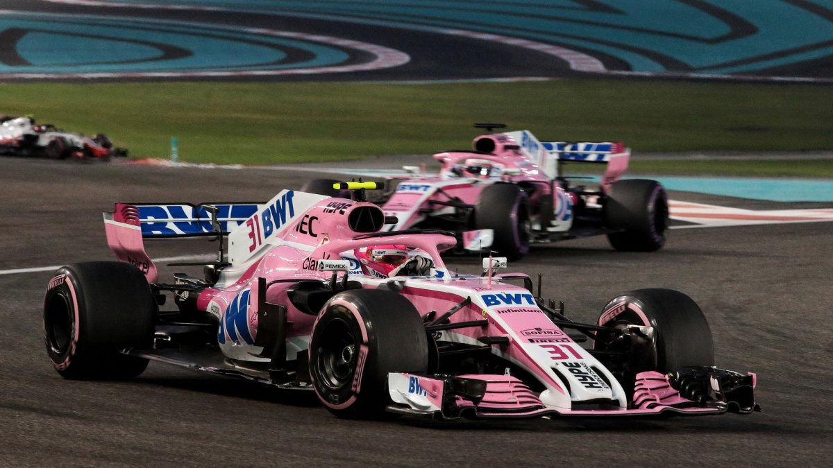 Esteban Ocon a Sergio Pérez v závodě v Abú Zabí