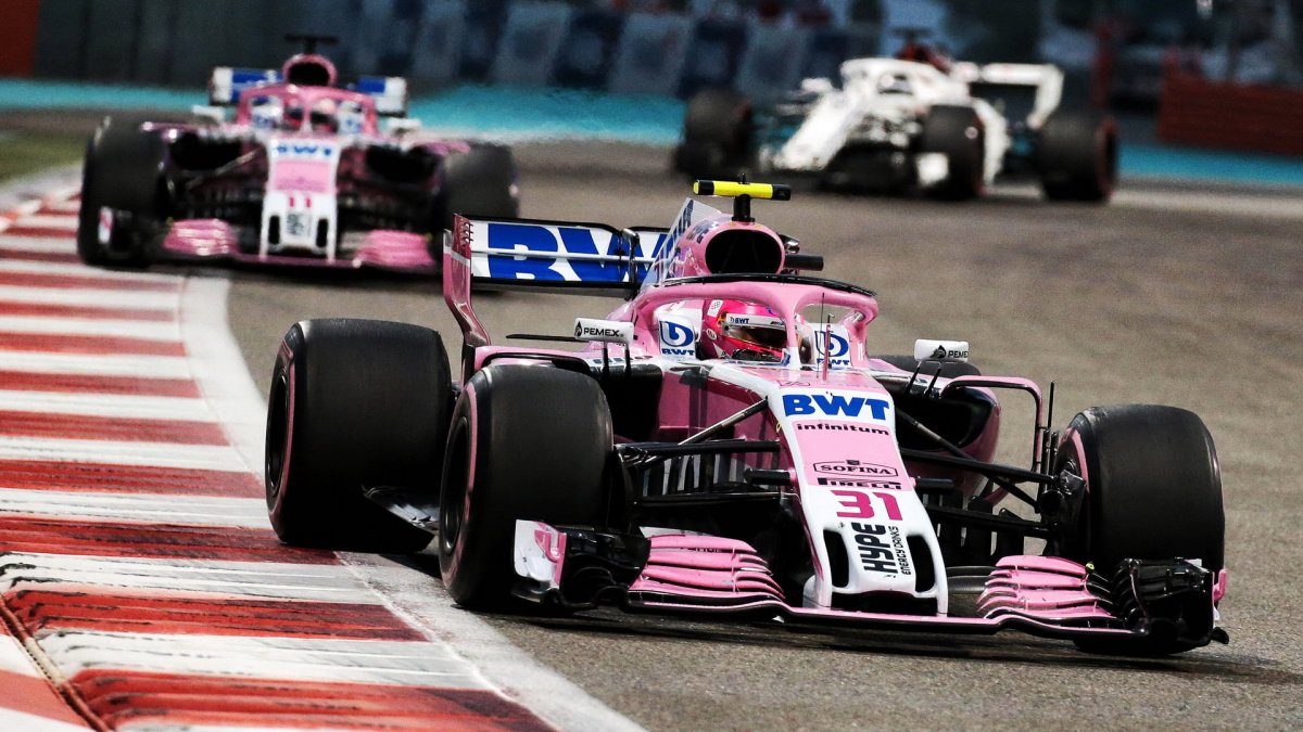Esteban Ocon v závodě v Abú Zabí