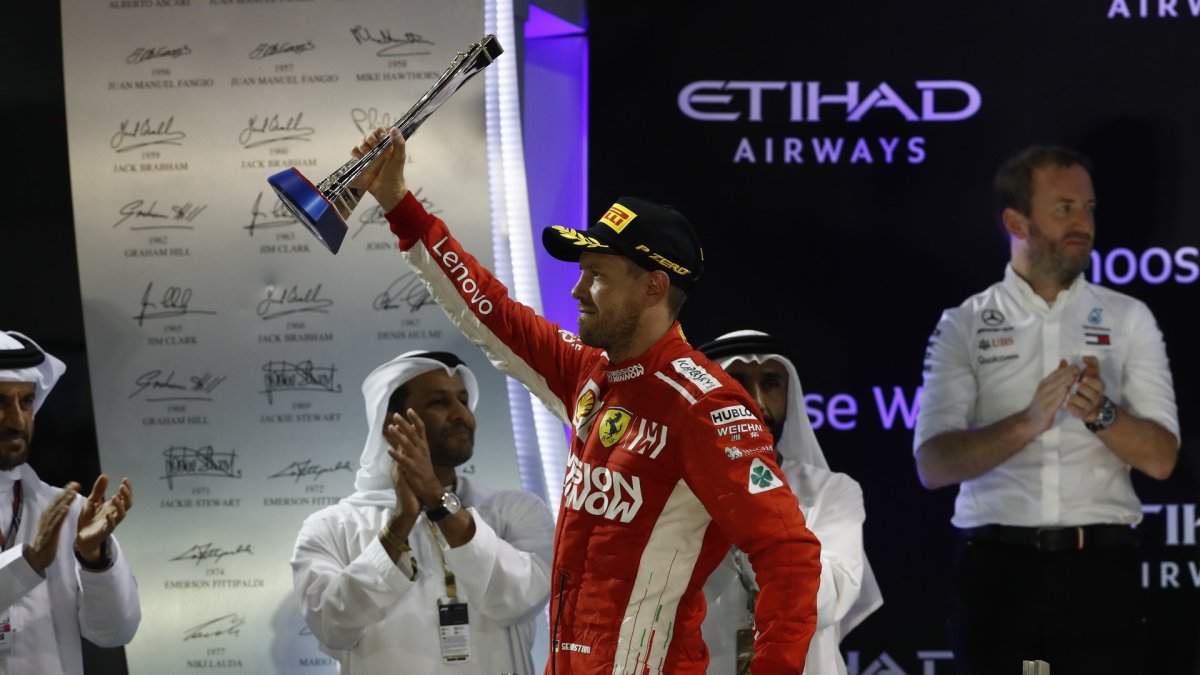 Sebastian Vettel na pódiu po závodě v Abú Zabí