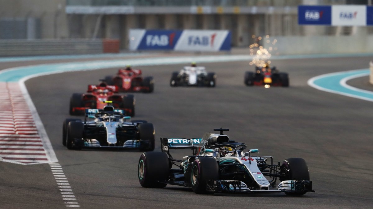 Lewis Hamilton v závodě v Abú Zabí