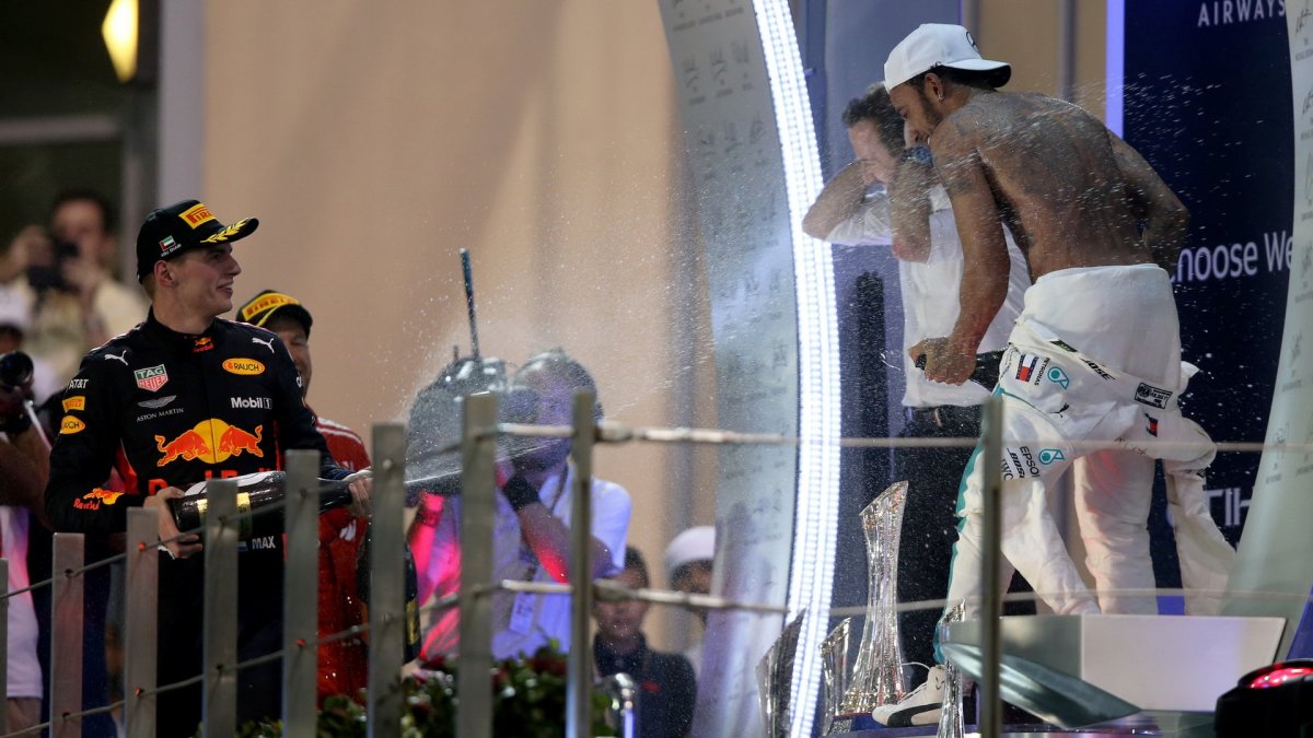 Lewis Hamilton a Max Verstappen na pódium po závodě v Abú Zabí