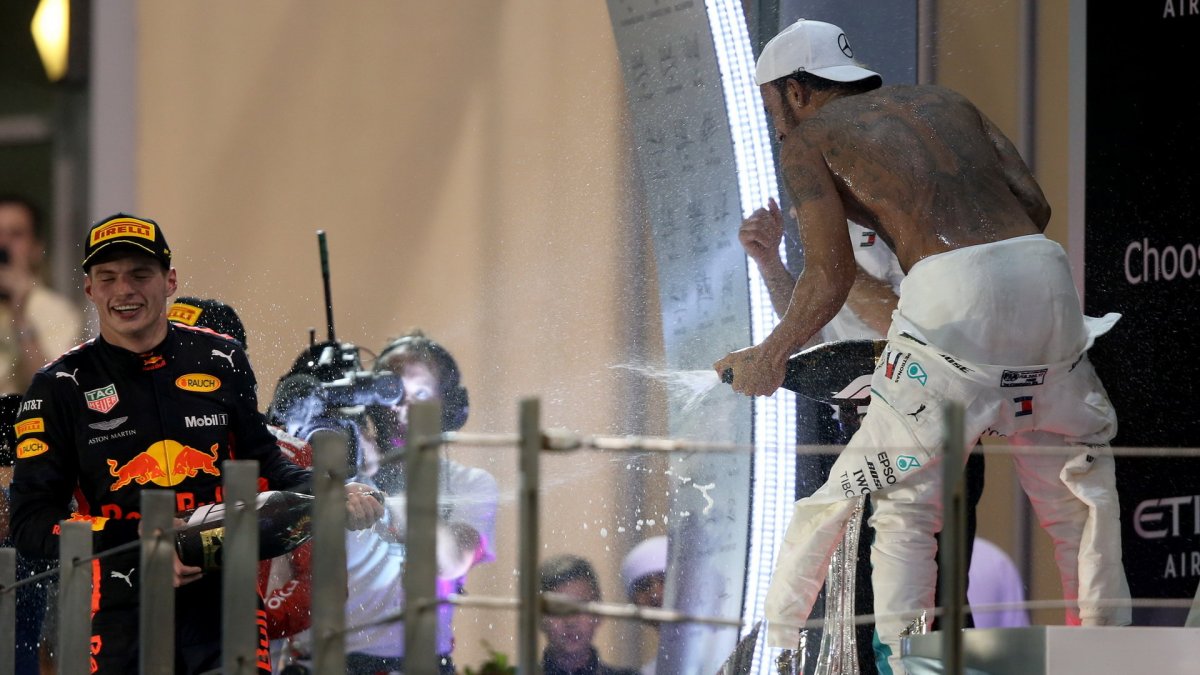 Lewis Hamilton a Max Verstappen na pódium po závodě v Abú Zabí