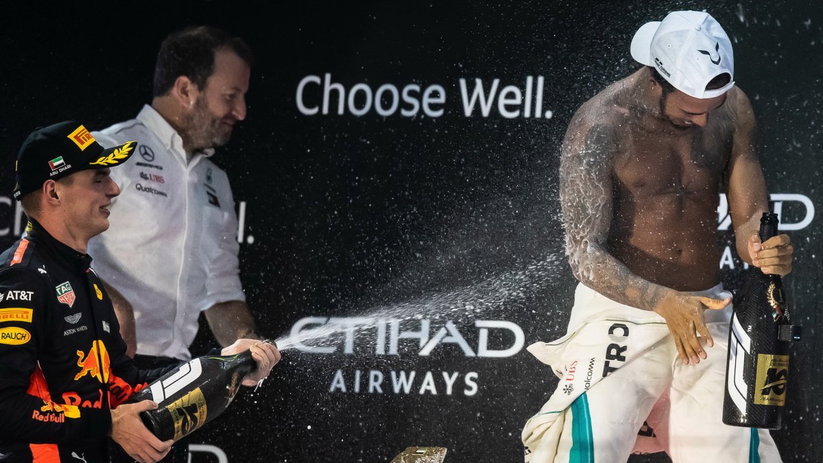 Lewis Hamilton a Max Verstappen na pódium po závodě v Abú Zabí