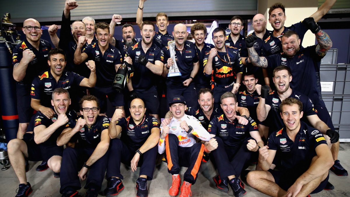Max Verstappen se svými mechaniky po závodě v Abú Zabí