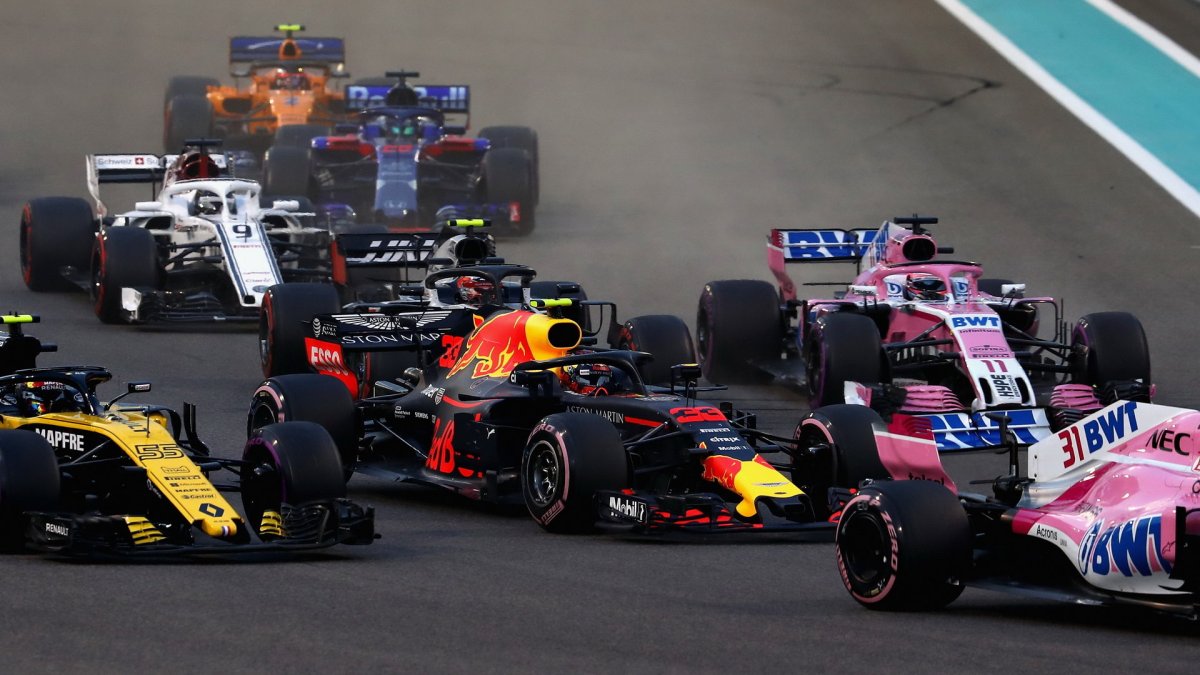 max Verstappen v závodě v Abú Zabí