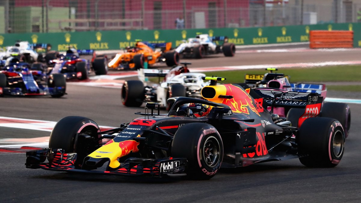Max Verstappen v závodě v Abú Zabí