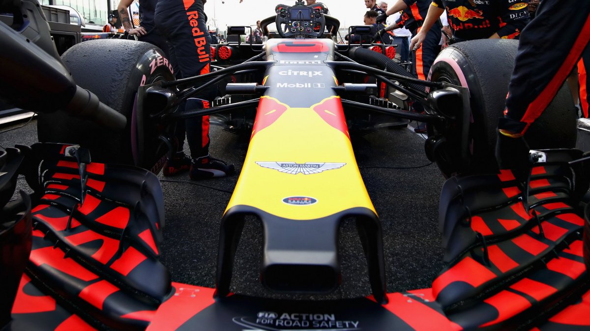 Přední křídlo vozu Red Bull v Abú Zabí