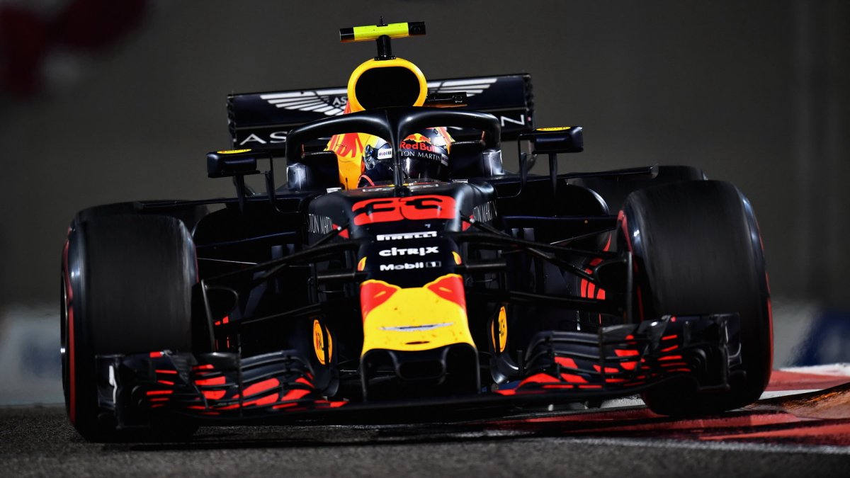 Max Verstappen v závodě v Abú Zabí