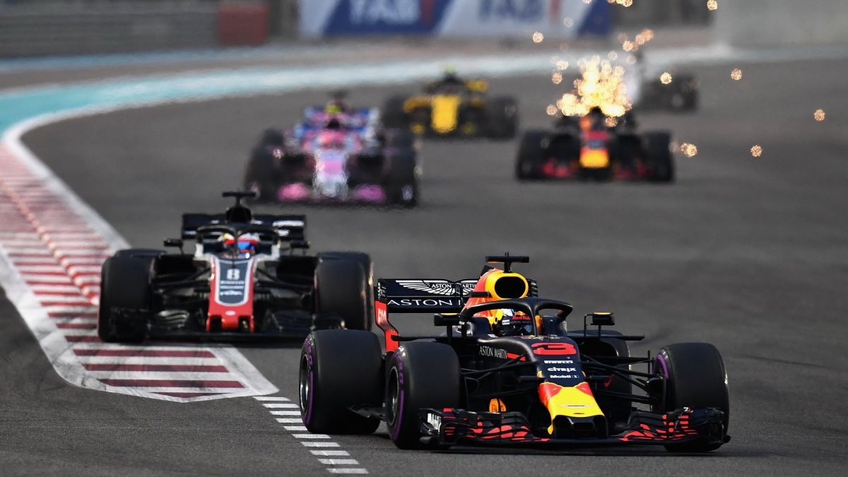 Daniel Ricciardo v závodě v Abú Zabí