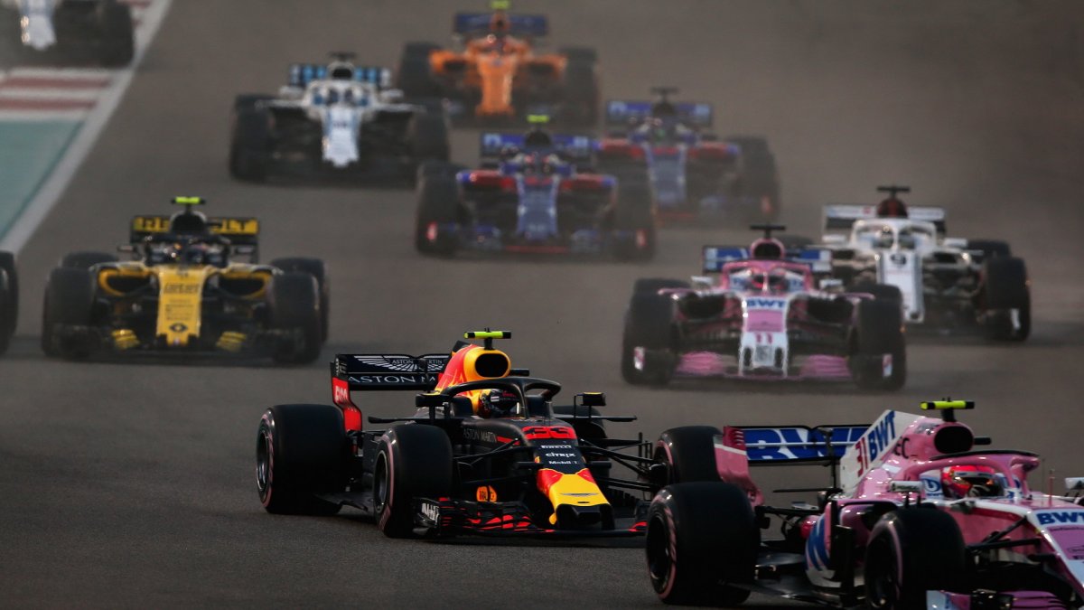 Max Verstappen v závodě v Abú Zabí