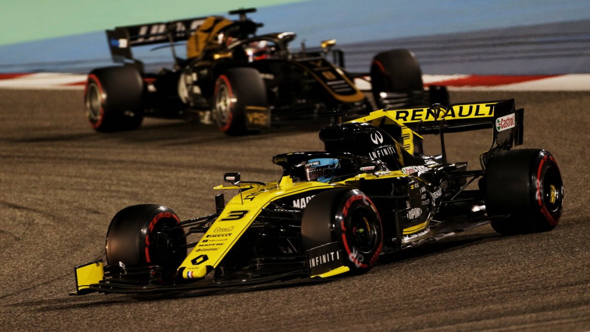 Daniel Ricciardo v zádodě v Bahrajnu