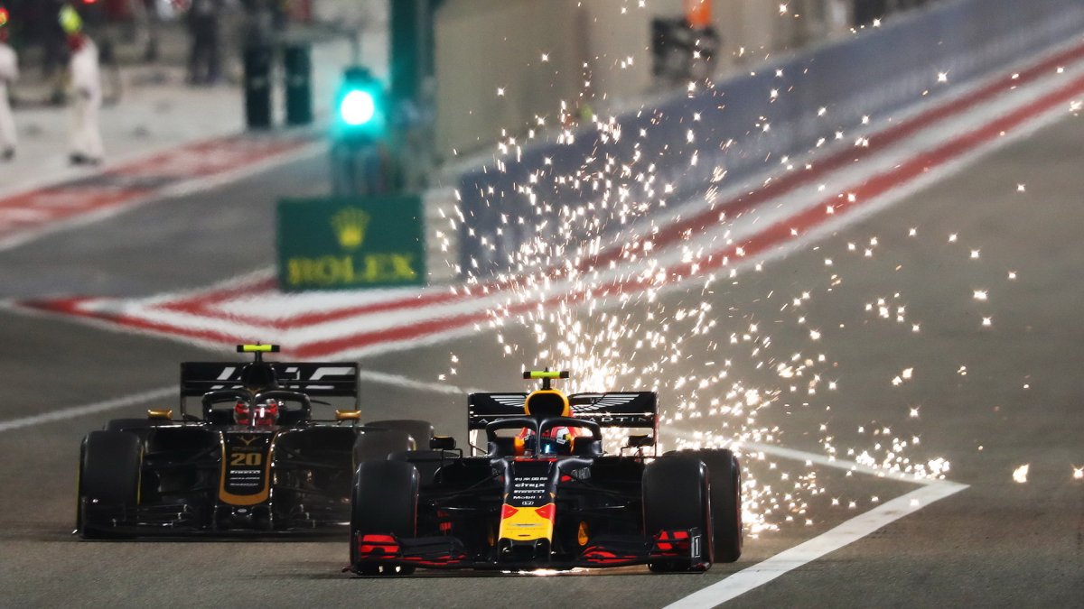 Pierre Gasly a Kevin Magnussen v závodě v Bahrajnu