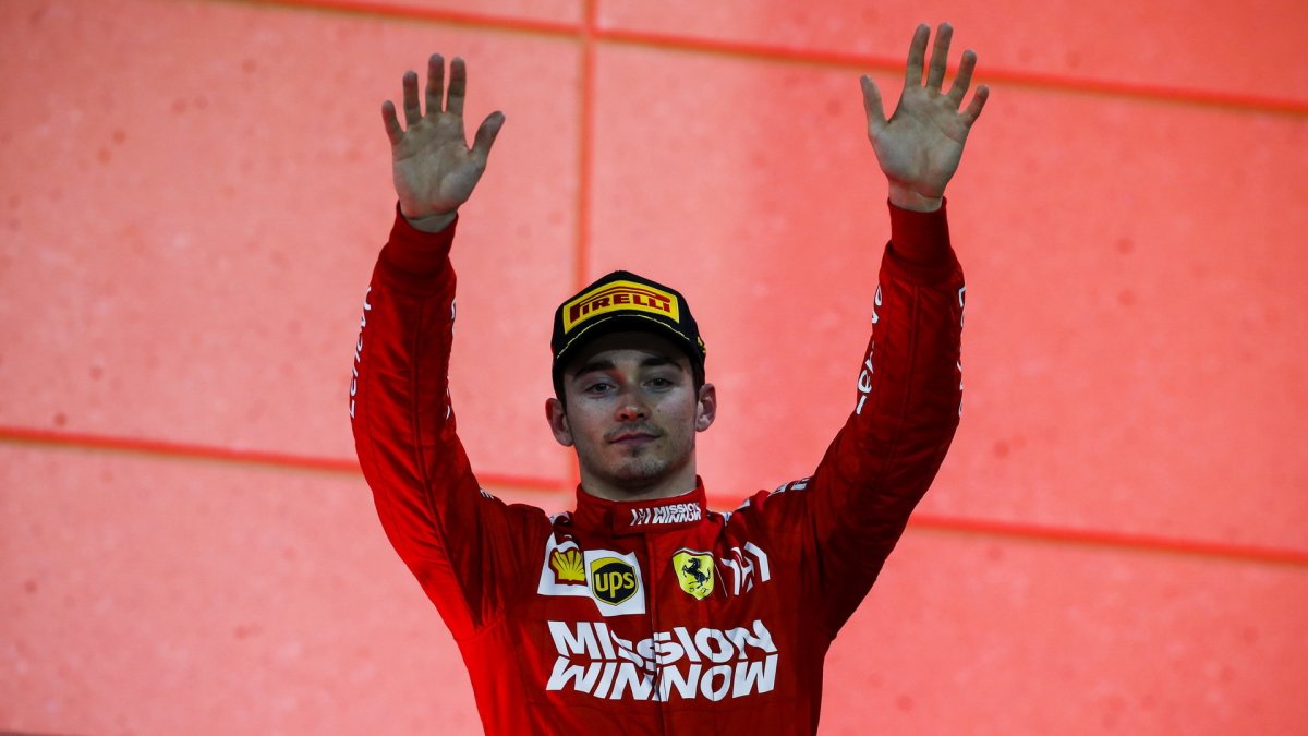 Charles Leclerc na pódiu po závodě v Bahrajnu