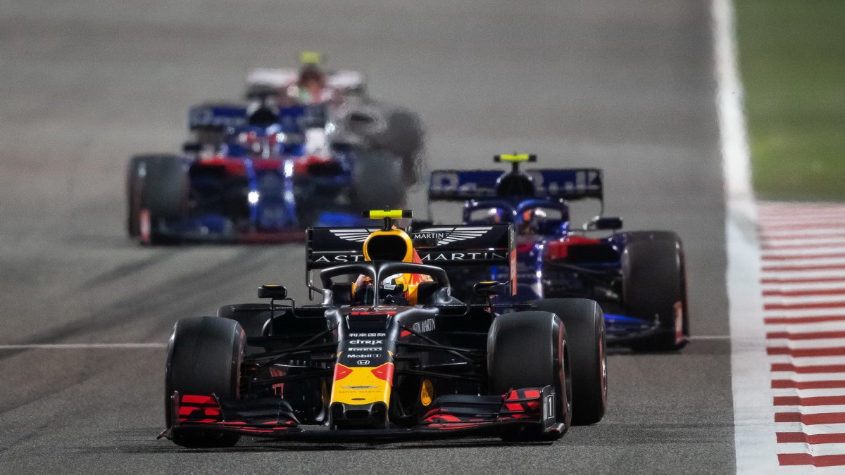 Pierre Gasly a Alexander Albon v závodě v Bahrajnu