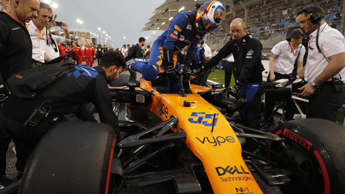 Carlos Sainz před závodem v Bahrajnu