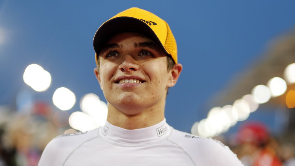 Lando Norris púřed závodem v Bahrajnu