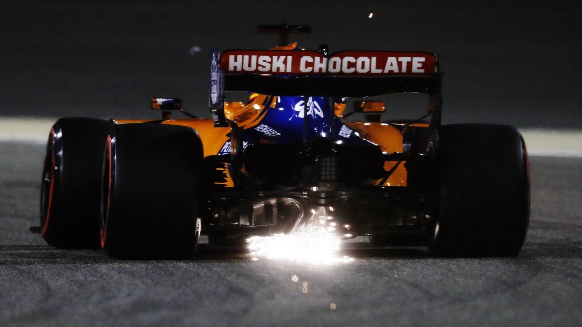 Carlos Sainz v závodě v Bahrajnu