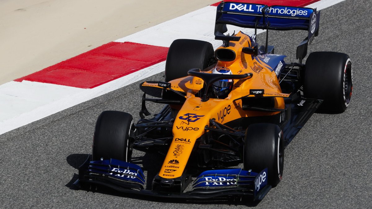 Carlos Sainz v tréninku v Bahrajnu