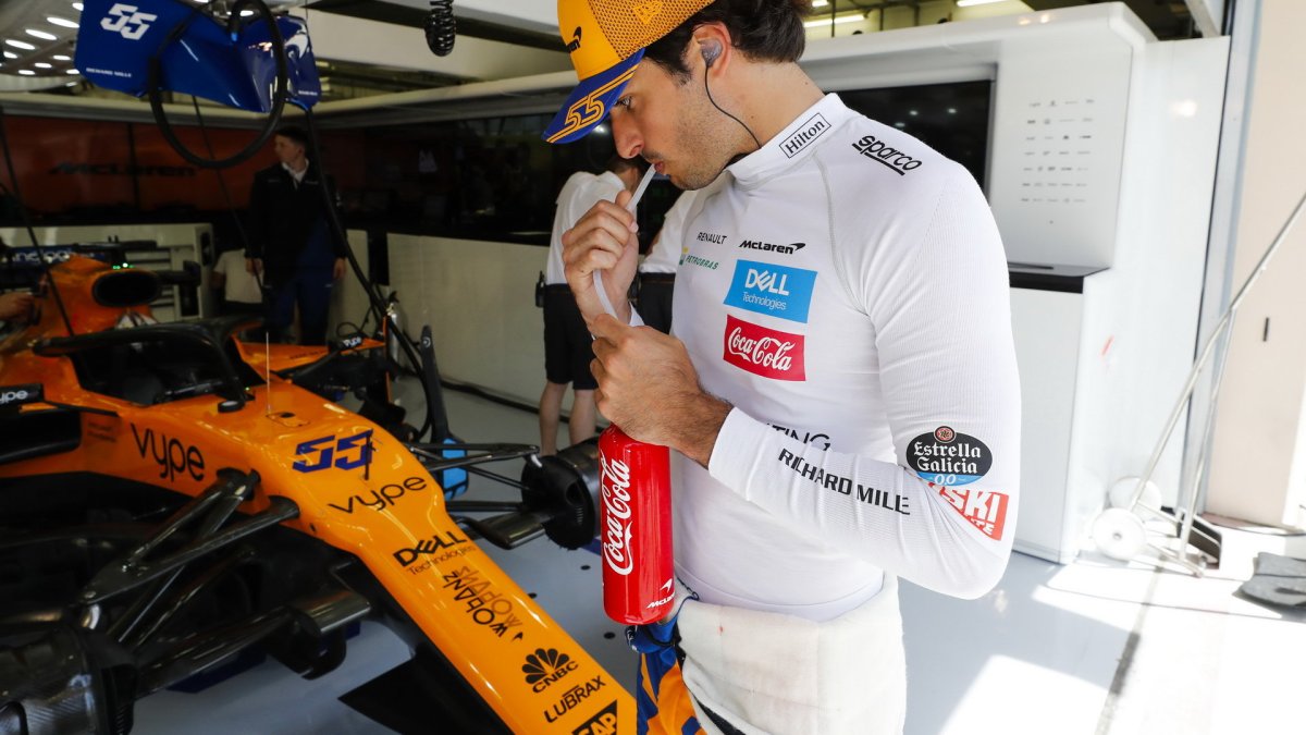 Carlos Sainz v tréninku v Bahrajnu