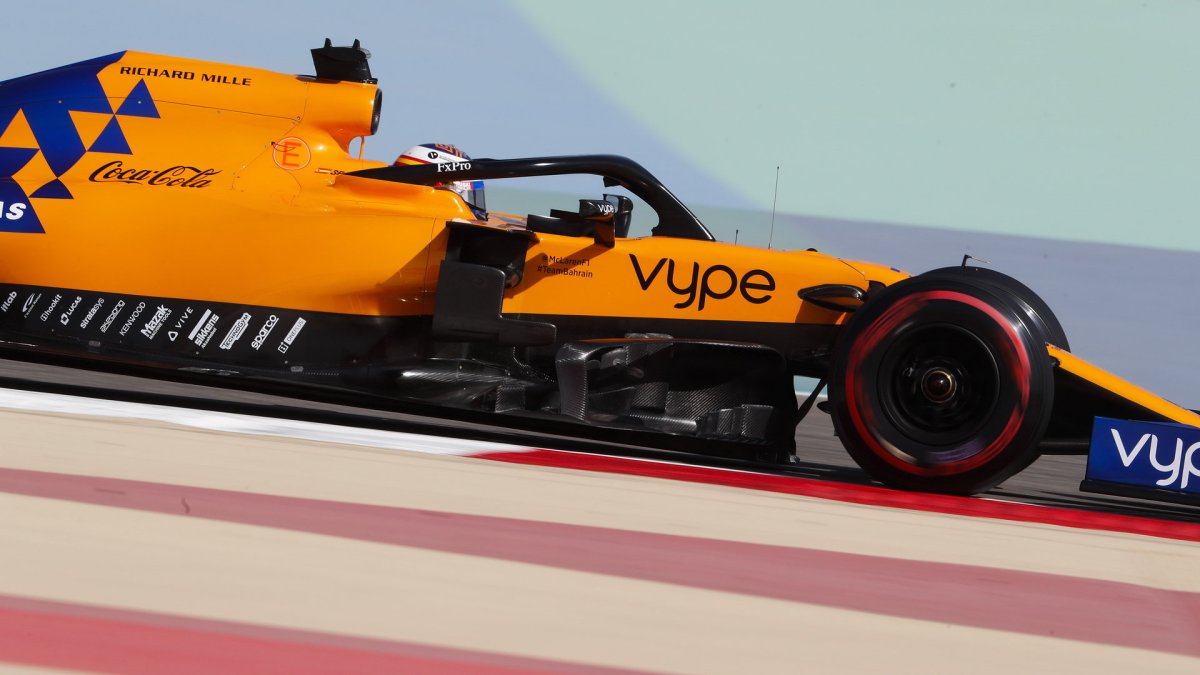 Carlos Sainz v tréninku v Bahrajnu