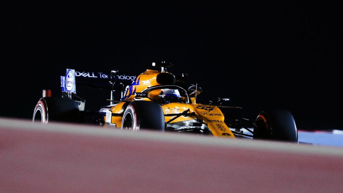 Carlos Sainz v tréninku v Bahrajnu