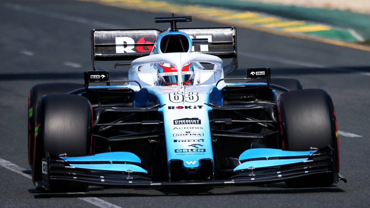 George Russell v závodě v Melbourne