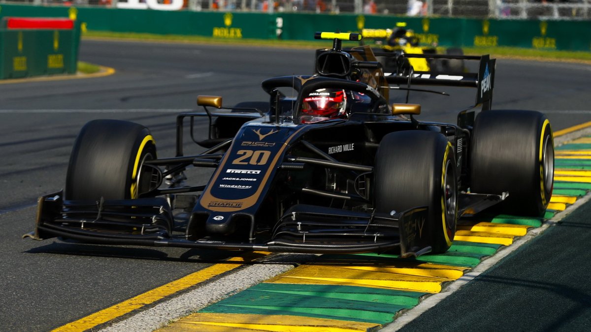Kevin Magnussen s použitím DRS v závodě v Melbourne