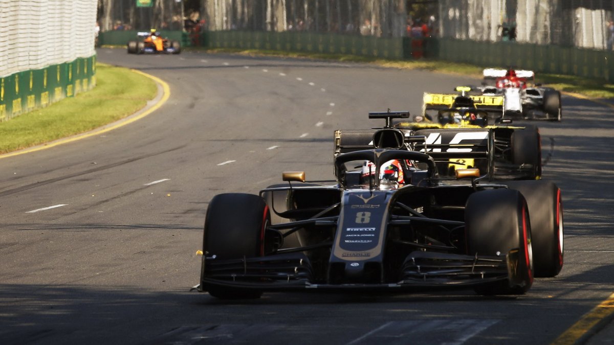 Romain Grosjean v závodě v Melbourne