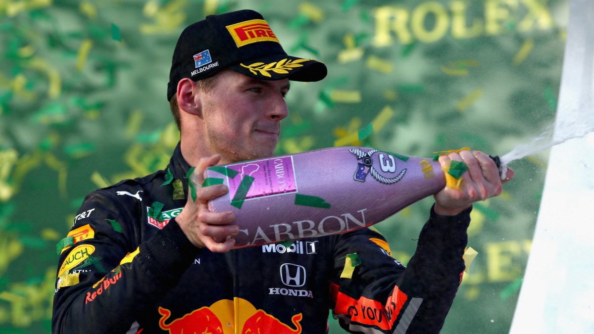 Max Verstappen na pódiu po závodě v Melbourne