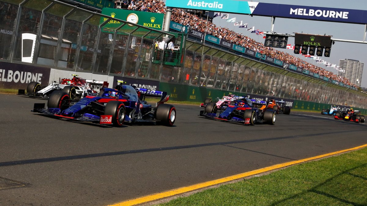 Daniil Kvjat a Alexander Albon při startu závodu v Melbourne
