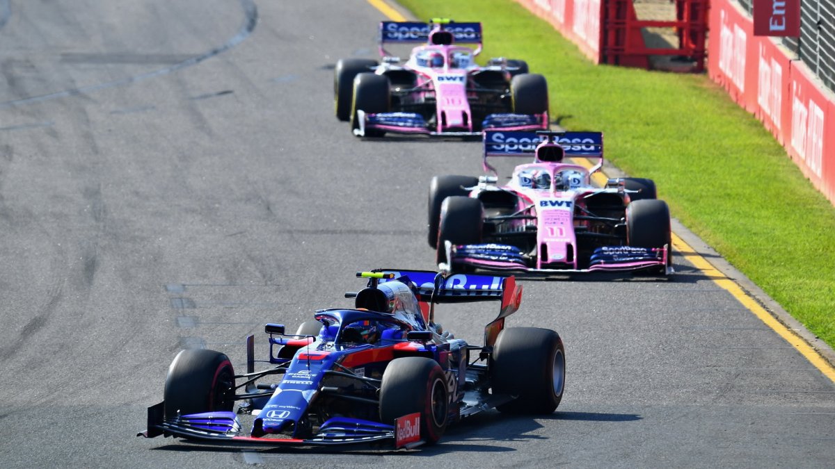 Alexander Albon před vozy Racing Point v závodě v Melbourne