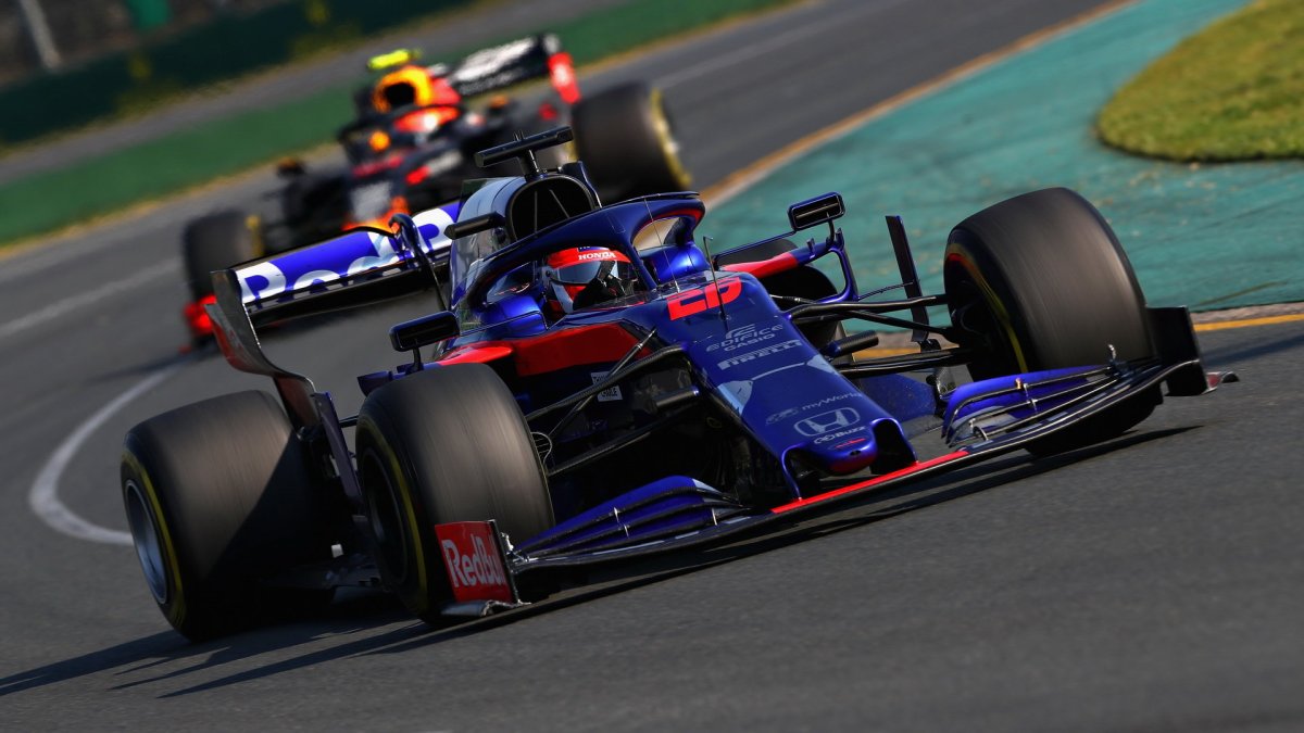 Daniil Kvjat v závodě v Melbourne