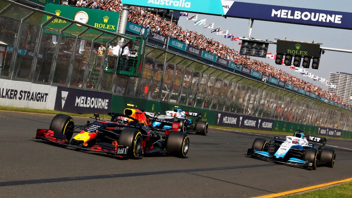 Pierre Gasly před vozy Williams v závodě v Melbourne