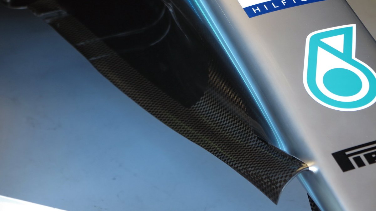 Deflektor "sněžný pluh" na Mercedesu W09 v Rakousku