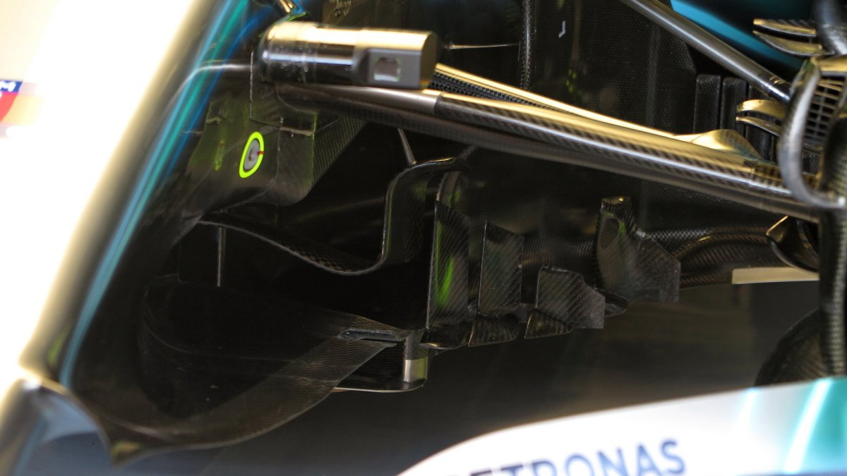 Přední část podlahy Mercedesu W09