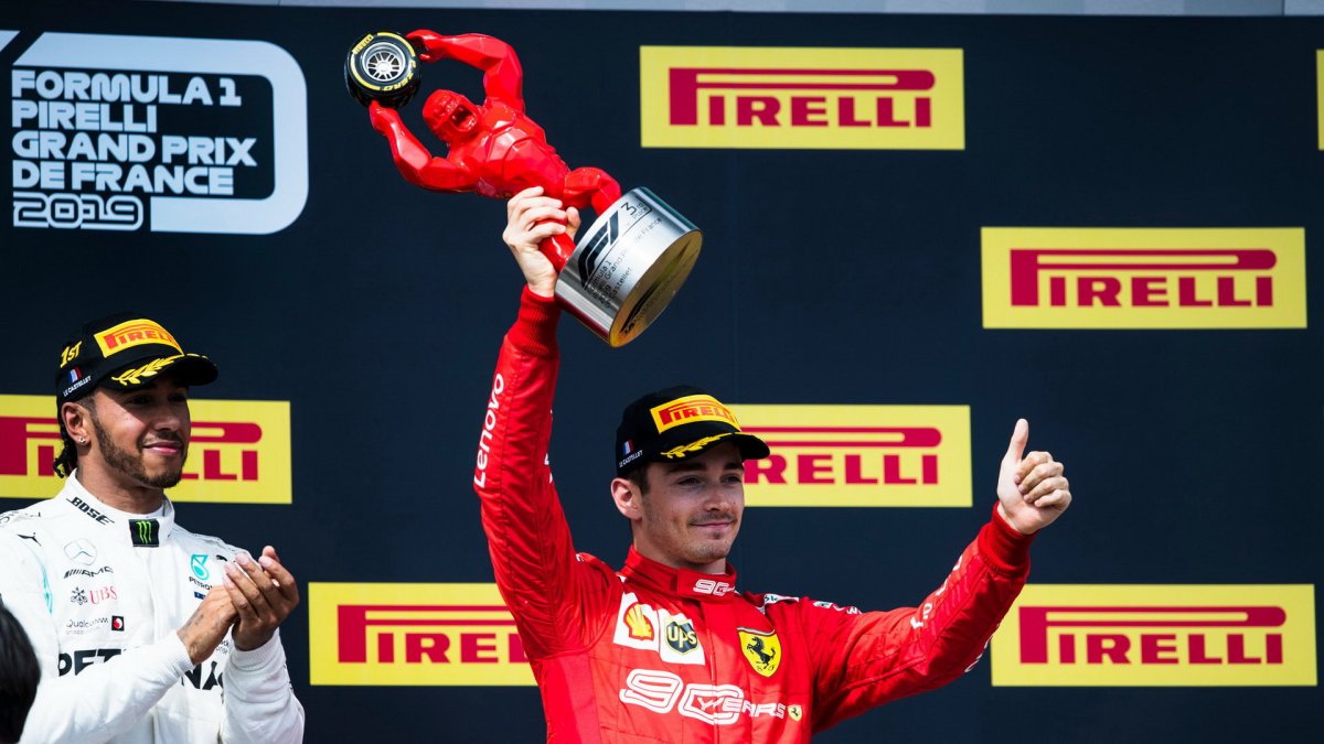 Charles Leclerc se svou trofejí za třetí místo v závodě ve Francii
