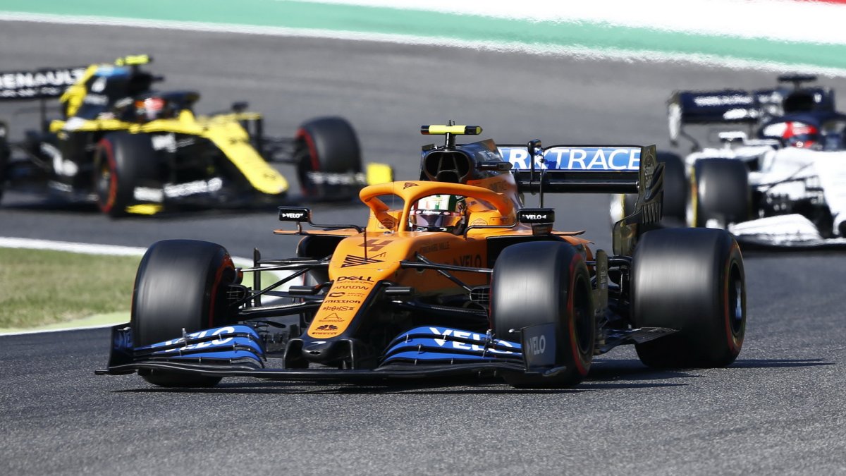 Carlos Sainz v závodě v Toskánsku